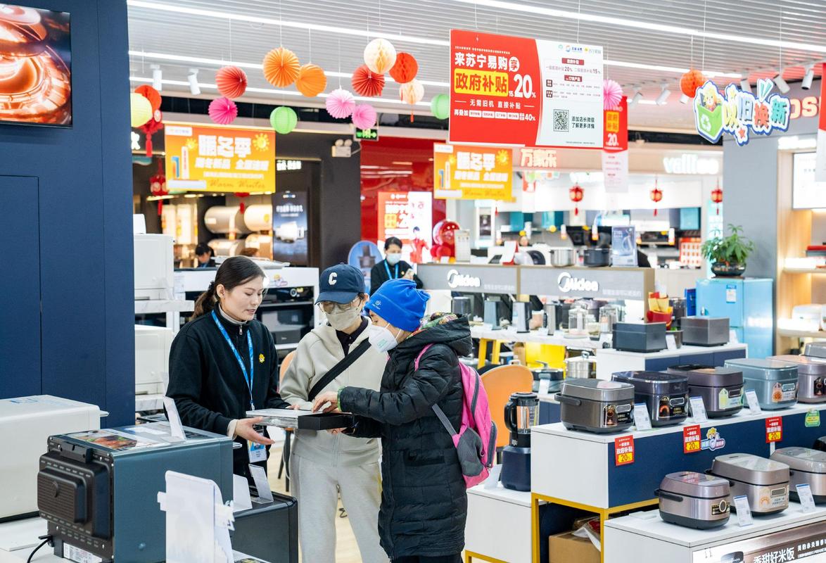 1月2日,市民在新街口一家电器商城内选购烹饪一体机